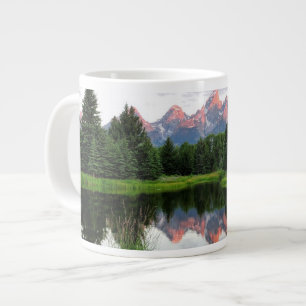 Großartige Teton Reflexionen über dem Biber-Teich Jumbo-Tasse