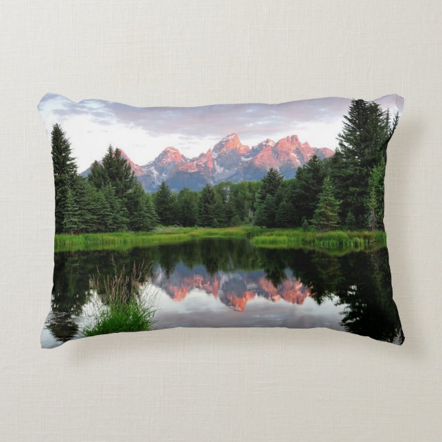 Großartige Teton Reflexionen über dem Biber-Teich Zierkissen (Vorderseite)