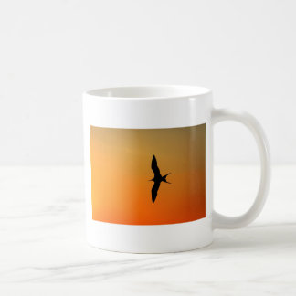 Großartiger Fregattvogel mit orangefarbenem Sonnen Kaffeetasse