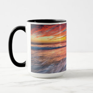 Großartiger Steinstrand des Sonnenuntergang- , EL Tasse