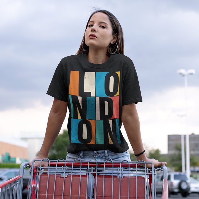 Großbritannien London T-Shirt (Women playing with a cart on parking lot.)