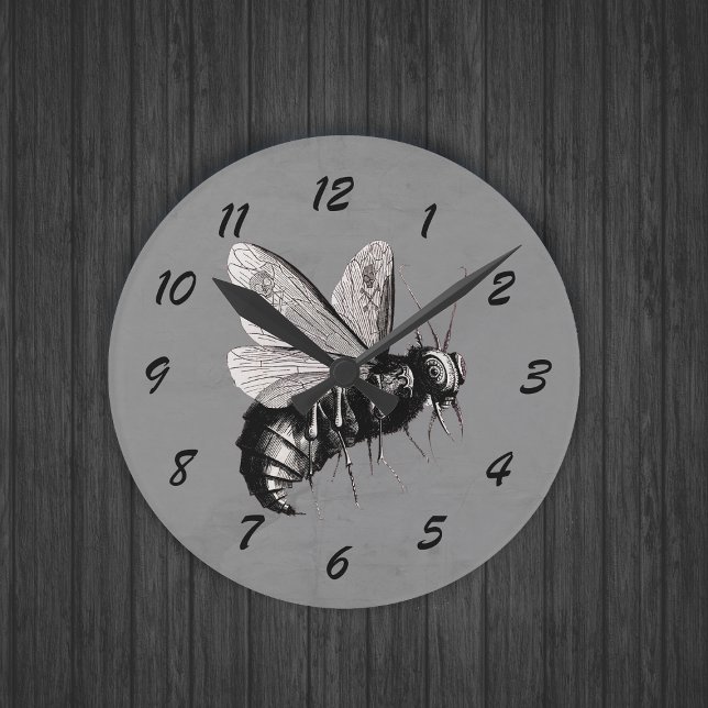 Große beängstigende Bienen-Schwarz-weiße Runde Wanduhr (Big Gothic bee skull crossbones on wings on grey round wall clock.)