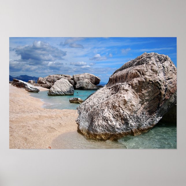 Große Felsen am Strand von Cala Mariolu auf Sardin Poster (Vorne)