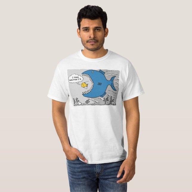 Große Fische, die kurz davor stehen, einen kleiner T-Shirt (Vorne ganz)
