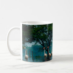 Große Flamingoherde im natürlichen Lebensraum. Ein Kaffeetasse