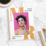 Große Gelbe Initialen Typografie Foto Ernennung Planer<br><div class="desc">Modernes typografisches Terminkalender für Makeup-Künstler,  Haarstylisten,  Fotografen oder Ähnliches mit Ihren Initialen in großen,  goldgelben Buchstaben unter einem Foto,  das Ihr Werk zeigt. Personalisieren Sie weiter mit dem Namen und dem Jahr.</div>
