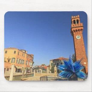 Große Glasstatue und Glockenturm, Italien Mousepad