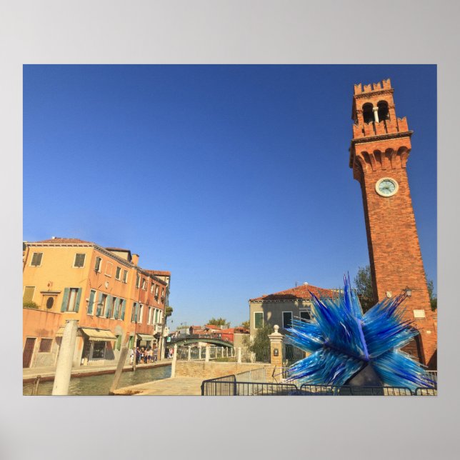 Große Glasstatue und Glockenturm, Italien Poster (Vorne)