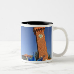 Große Glasstatue und Glockenturm, Italien Zweifarbige Tasse