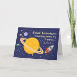 Große Grandson Birthday Planets im Weltraum Karte<br><div class="desc">Wünschen Sie Ihrem Urenkel einen glücklichen Geburtstag,  der aus dieser Welt ist! Der Saturn wird in goldgelber Farbe mit Sternen und anderen Planeten,  die ihn umgeben,  gesehen. Ein Raketenschiff ist gerade abgeflogen,  um sich zum Geburtstag zu gratulieren.</div>