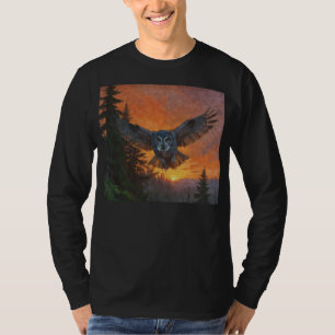 Große graue Eule bei Sonnenuntergang T-Shirt