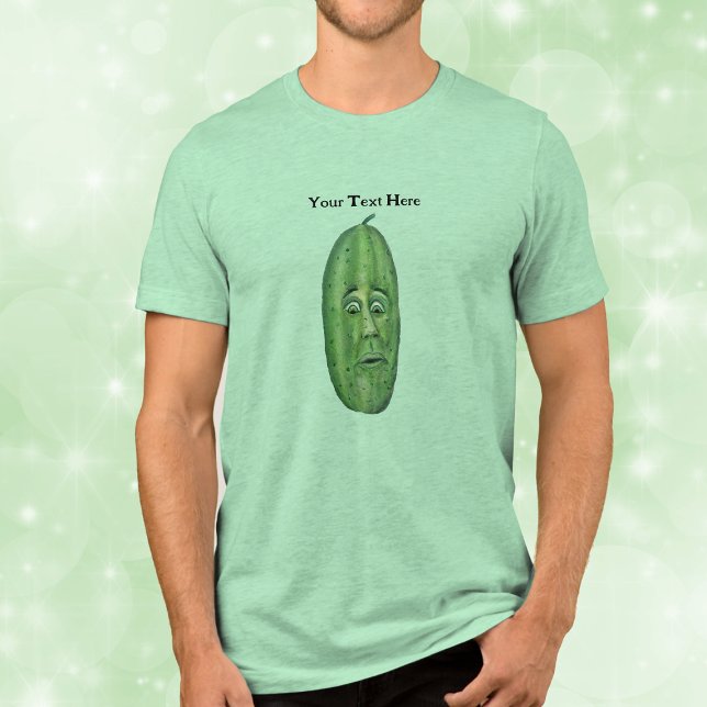 Große grüne Pickle mit überraschender Aussicht Tri-Blend Shirt (Silly looking face green eyes on big green pickle with a stem on men's tee shirt.)