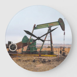 Große grüne Pumpjack auf dem Ölfeld Wanduhr