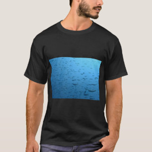 Große Gruppe kleiner Fische, die in Garajau schwim T-Shirt