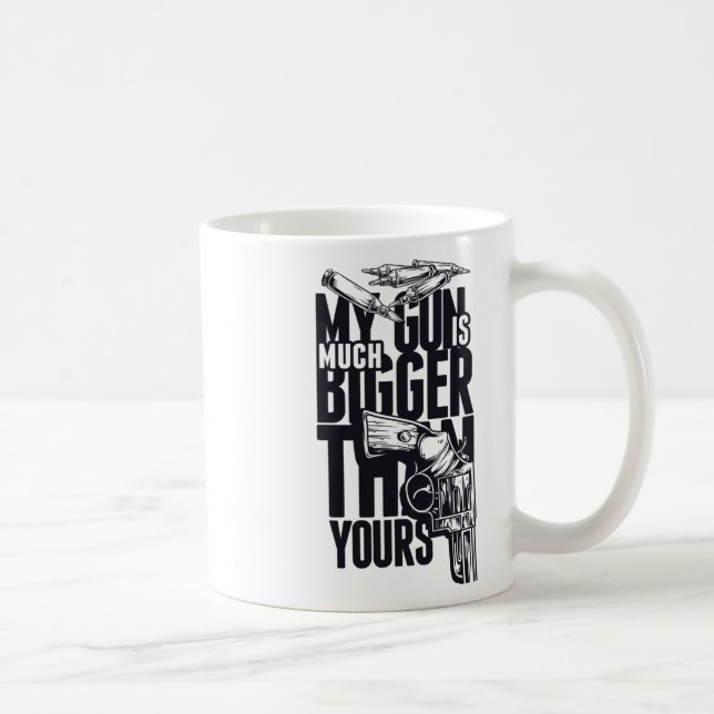 Größe ist kein Playful Gun Comparison Sticker Kaffeetasse (Rechts)