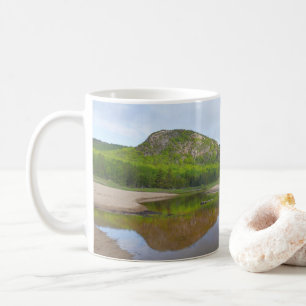 Große Kopfreflexion am Sandstrand Kaffeetasse