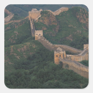 Große Mauer, die sich durch Berge windet. Quadratischer Aufkleber