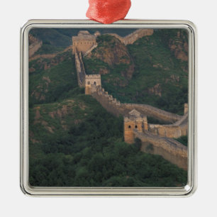 Große Mauer, die sich durch Berge windet. Silbernes Ornament