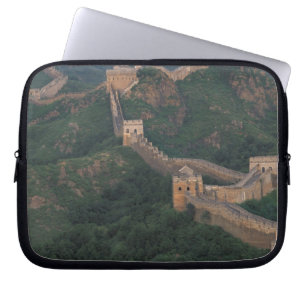 Große Mauer, die sich durch Berge zieht. Laptopschutzhülle