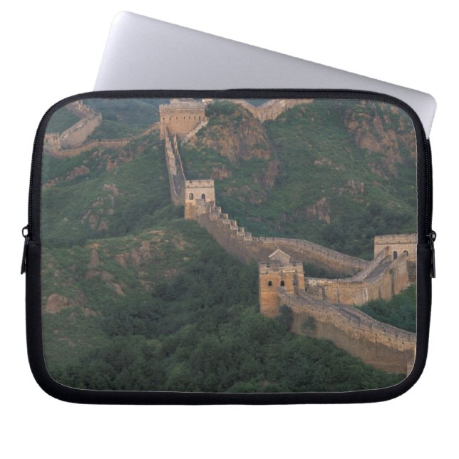 Große Mauer, die sich durch Berge zieht. Laptopschutzhülle (Vorderseite)