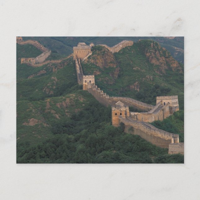 Große Mauer, die sich durch Berge zieht. Postkarte (Vorderseite)