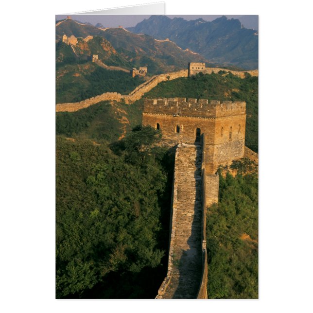 Große Mauer, die sich durch den Berg zieht, China (Vorne)