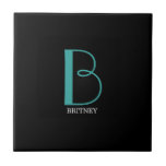 Große Monogramm und Name, Aquamarin/weiß, schwarz Fliese<br><div class="desc">Personalisieren Sie dieses stilvolle und einfache Textdesign mit Ihrem Namen in weiß und Ihrem großen Monogramm in Aquamarin auf schwarzem Hintergrund.</div>