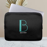 Große Monogramm und Name, Aquamarin/weiß, schwarz Laptopschutzhülle<br><div class="desc">Personalisieren Sie dieses stilvolle und einfache Textdesign mit Ihrem Namen in weiß und Ihrem großen Monogramm in Aquamarin auf schwarzem Hintergrund.</div>