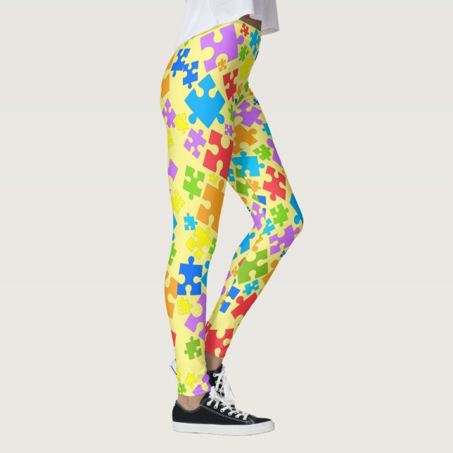 Große pastellfarbene Autismus Puzzleteile auf Gelb Leggings (Rechts)