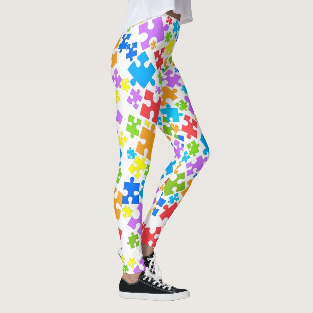 Große pastellfarbene Autismus Puzzleteile auf WEIS Leggings (Rechts)