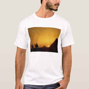Große Pyramiden von Giza, Ägypten bei Sonnenunterg T-Shirt