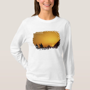 Große Pyramiden von Giza, Ägypten bei Sonnenunterg T-Shirt