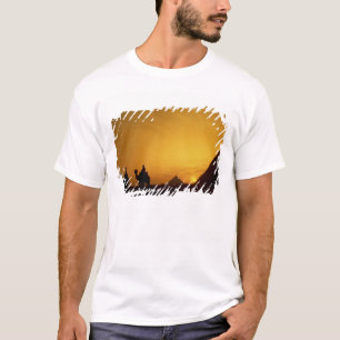 Große Pyramiden von Giza, Ägypten bei Sonnenunterg T-Shirt
