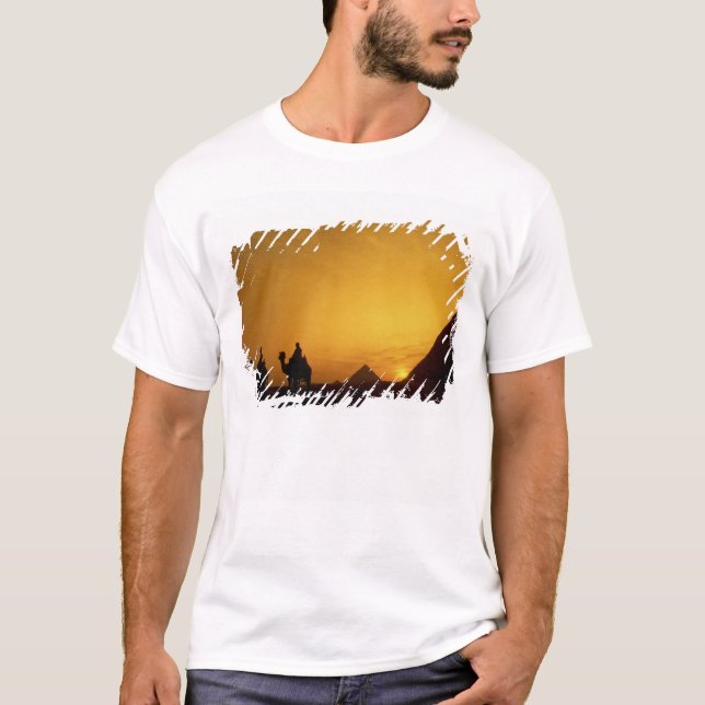 Große Pyramiden von Gizeh, Ägypten bei Sonnenunter T-Shirt (Vorderseite)
