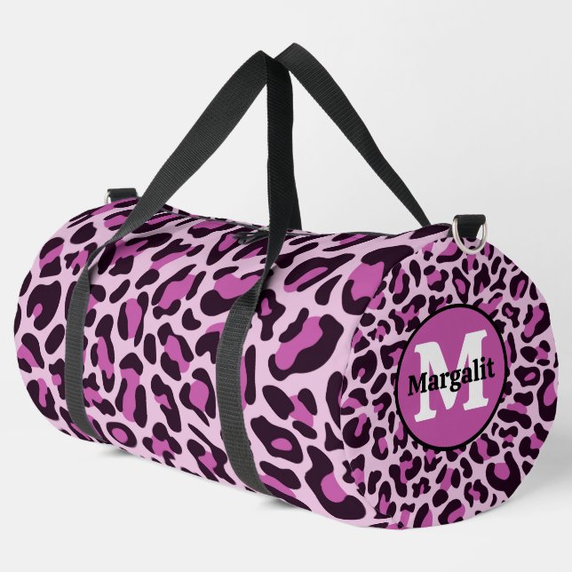 Große Reisetasche mit lila Leopardendruck und Mono Duffle Bag (Linke Ecke)