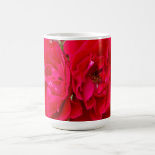 Große rote Rosen im Garten Kaffeetasse