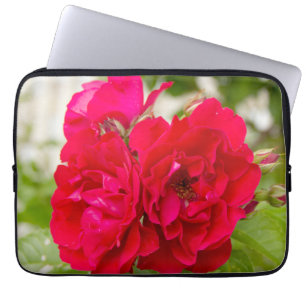 Große rote Rosen im Garten Laptopschutzhülle