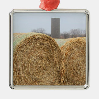 Große runde Hay Bales auf einem landwirtschaftlich Ornament Aus Metall