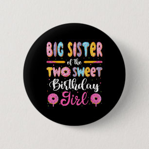 Große Schwester der zwei süßen Geburtstagsmädchen Button