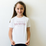 Große Schwester Spaß sportlich personalisiert pink T-Shirt<br><div class="desc">Dieses sportliche große Schwesterhotel, das sich mit der Baby-Dusche-Kollektion Lea Delaveris Design abstimmt, ist ein perfektes Geschenk für ein neues Geschwister. Es ist ideal, um ein neues Kind zu verkünden oder wenn das kleine Geschwister geboren ist. Dieses sportliche T - Shirt-Design verfügt über einen "Teamnamen" in einem weißen Skript, in...</div>