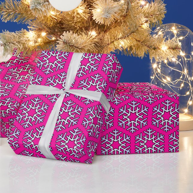 Große Silberschneeflocken auf heiß rosa Geschenkpapier (Feiertage)