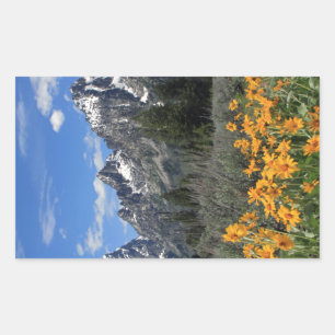 Große Tetons mit gelben Blumen Rechteckiger Aufkleber