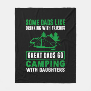 Große Vater Camping mit Daughters Fleecedecke
