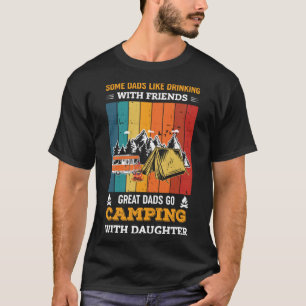Große Vater gehen Camping mit Tochter Fatheru2019s T-Shirt