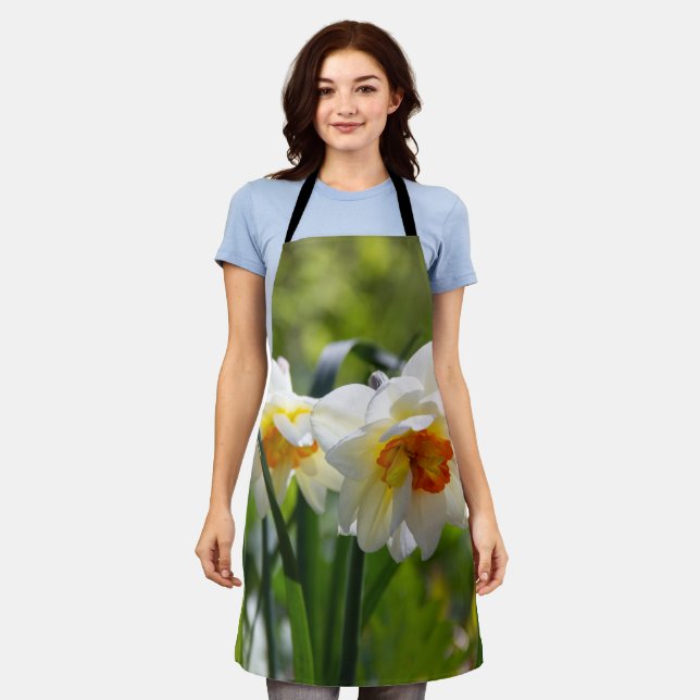 Große weiße Narzissen an einer Frühlingstag-Schürz Schürze (Getragen)
