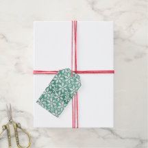 Große weiße Schneeflocken fallen ins Grüne