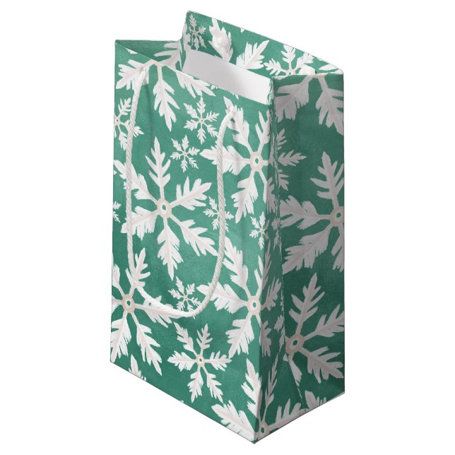 Große weiße Schneeflocken fallen ins Grüne Kleine Geschenktüte (Vorderseite Schrägansicht)