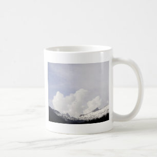 Große weiße Wolken über den Bergen Tasse