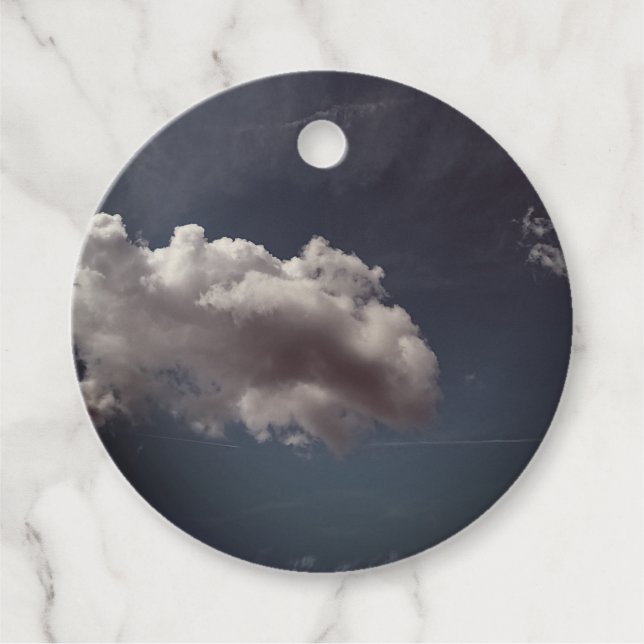 Große Wolke am dunklen Himmel Geschenkanhänger (Vorderseite)