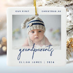 Großeltern 1. Weihnachtsfest Foto Minimalistisch B Keramikornament<br><div class="desc">Helfen Sie ihnen, die Ankunft ihres ersten Enkelkindes mit diesem modernen minimalistischen Foto-Sake-Ornament zu feiern. Der marineblaue Text lautet "Unser erstes Weihnachten als Großeltern", mit dem Wort "Großeltern" in trendiger Handschrift. Ersetzen Sie einfach das Beispielbild mit Ihrem Lieblings-Foto des neuen Babys, und fügen Sie seinen Namen und das Jahr unten....</div>